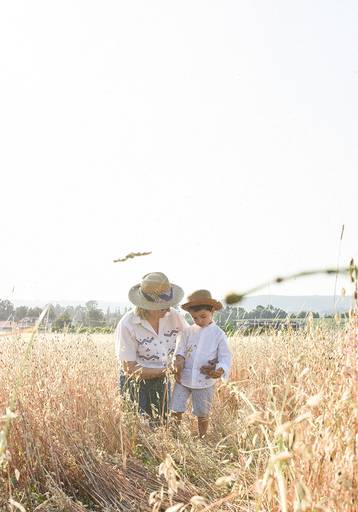 avós com neto no campo