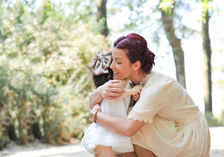 Criança dia do batizado com mãe abraço mãe e filha