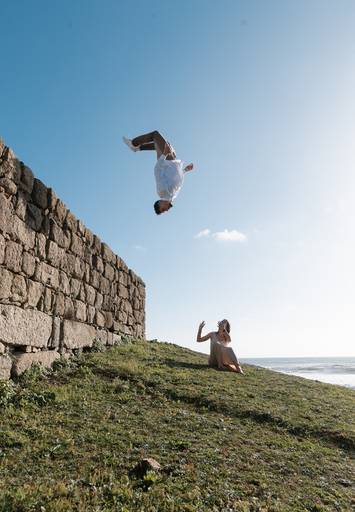 Sessão fotográfica casal divertida e diferente na praia