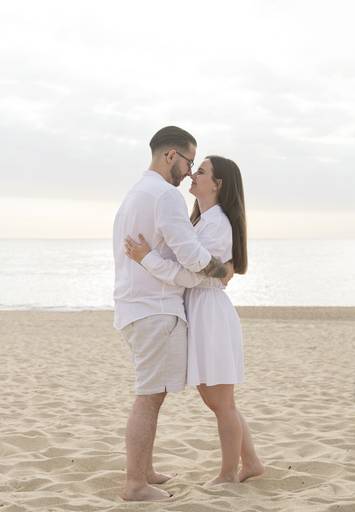 Sessão casal na praia
tons neutros
roupas brancas
