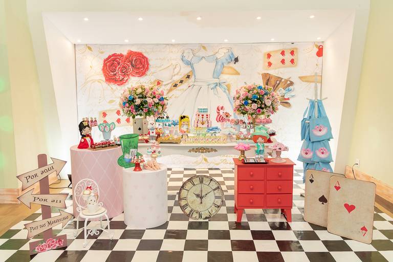 Decoração Alice no País das Maravilhas para festa de 1 ano