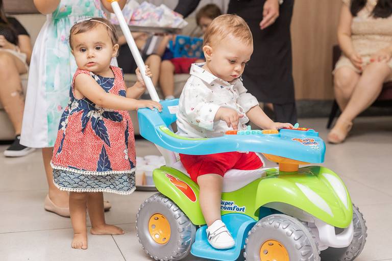 bebês se divertindo durante festa de 1 ano do Pedro