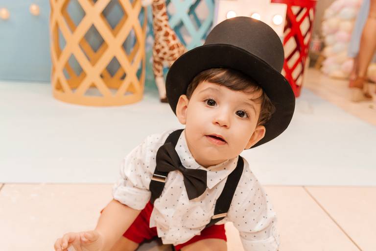 festa infantil de 1 ano tema circo menino com chapéu de mágico