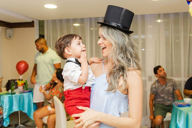 mãe e filho brincando durante a festa de 1 ano do tema circo