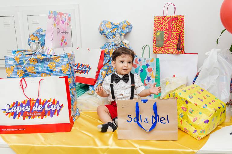 bebê no meio dos presentes da festa de 1 ano do tema circo