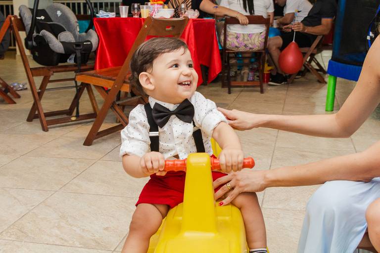 menino feliz em sua festa de 1 ano do tema circo
