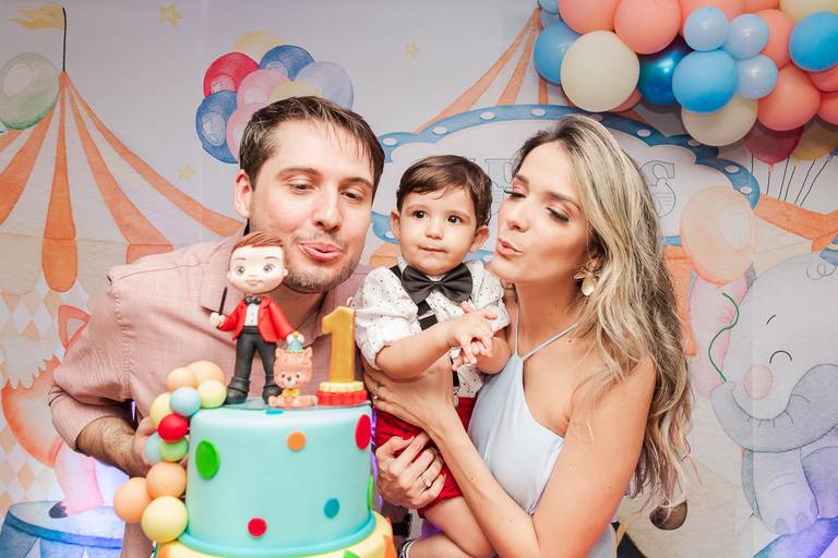 aniversário infantil tema circo família apagando a velinha