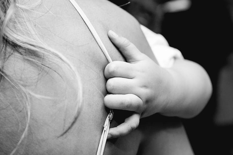 mãe e filho durante festa infantil foto preto e branca