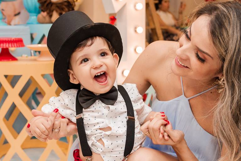 mão e filho sorrindo na festa de 1 ano tema circo