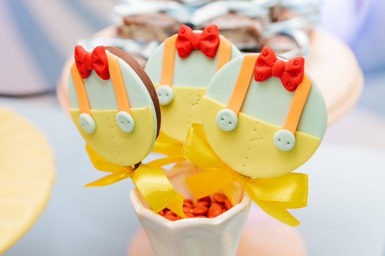 pirulitos de chocolate decorados para festa de 1 ano tema circo menino