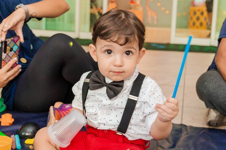 bebê brincando durante a festa de 1 ano tema circo