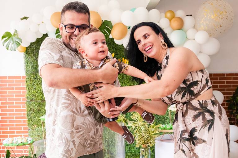 família feliz durante a festa de 1 ano do Arthur com o tema safari no rio de janeiro