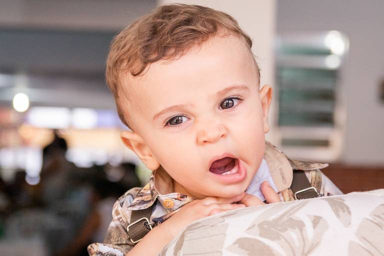 bebê com sono durante sua festa de 1 ano com o tema safari