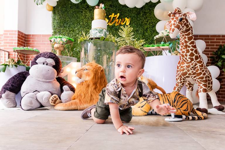 bebê na sua festa de aniversário com decoração safari para festa de 1 ano de menino no rio de janeiro 