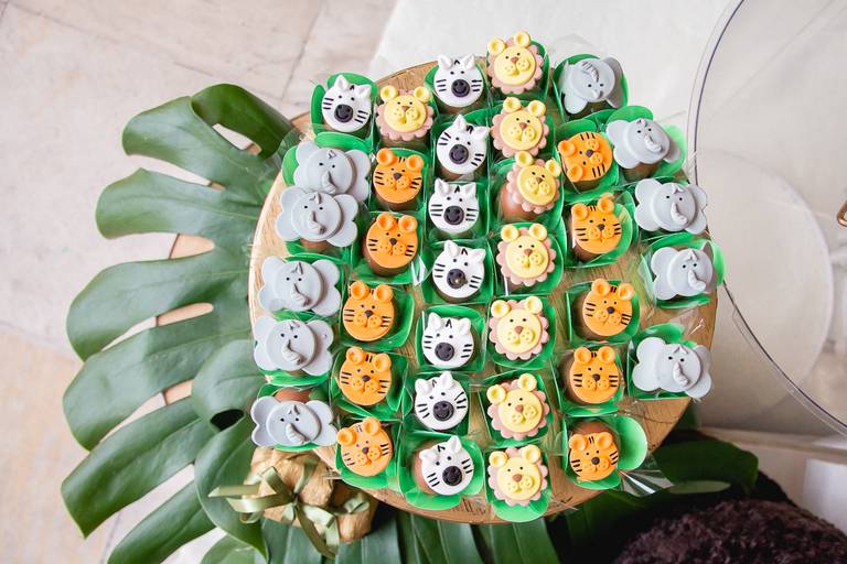 decoração festa infantil tema safari com doces personalizados de bichinhos 