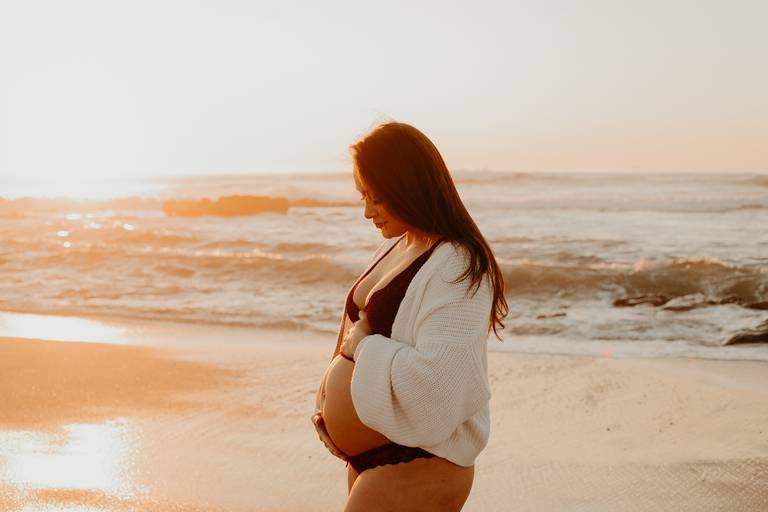 fotografica gravida, gravidez, melhores fotografos de gravidas, melhores fotografos de familia de portugal, sessao praia, sessao por do sol, golden hour
