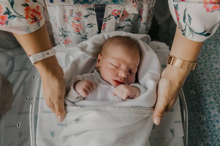 fotografia de recem nascido, sessão fotografica hospitalar, melhores fotografos de familia, melhores fotografos de recem nascido em portugal, sessao hospital, primeiras horas de vida, bebe, newborn