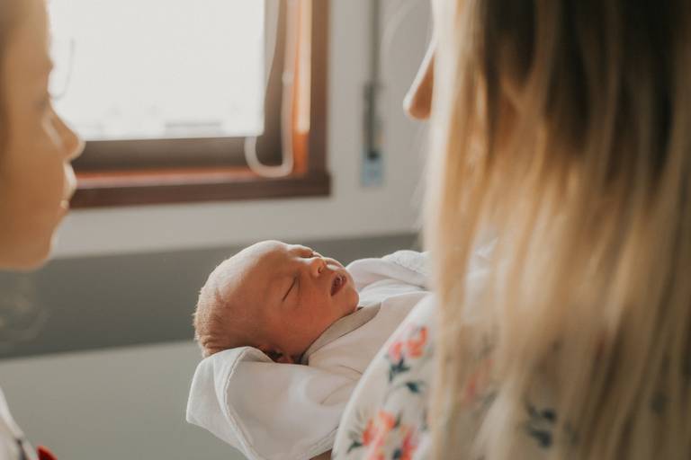fotografia de recem nascido, sessão fotografica hospitalar, melhores fotografos de familia, melhores fotografos de recem nascido em portugal, sessao hospital, primeiras horas de vida, bebe, newborn