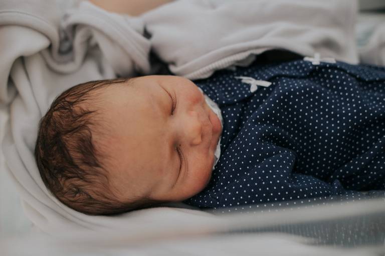 fotografia de recem nascido, sessão fotografica hospitalar, melhores fotografos de familia, melhores fotografos de recem nascido em portugal, sessao hospital, primeiras horas de vida, bebe, newborn