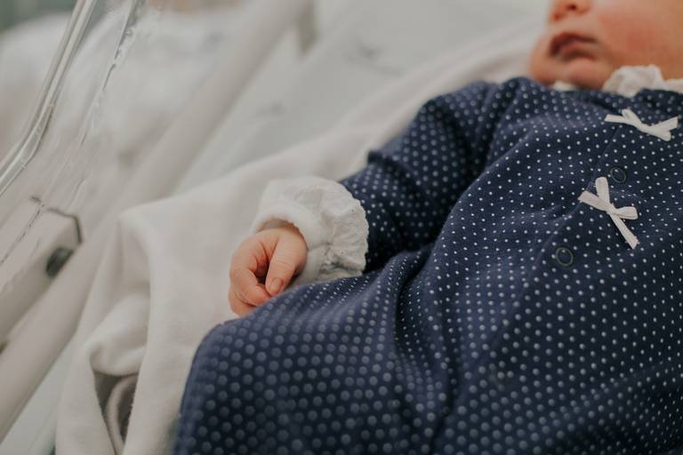 fotografia de recem nascido, sessão fotografica hospitalar, melhores fotografos de familia, melhores fotografos de recem nascido em portugal, sessao hospital, primeiras horas de vida, bebe, newborn