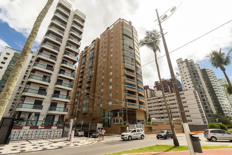 Fotografia profissional de imóveis na Praia Grande, SP, Baixada Santista, por Fernando Freire fotógrafo, especialista em fotografia para anúncio de imóvel. Fachada de prédio em frente ao mar.