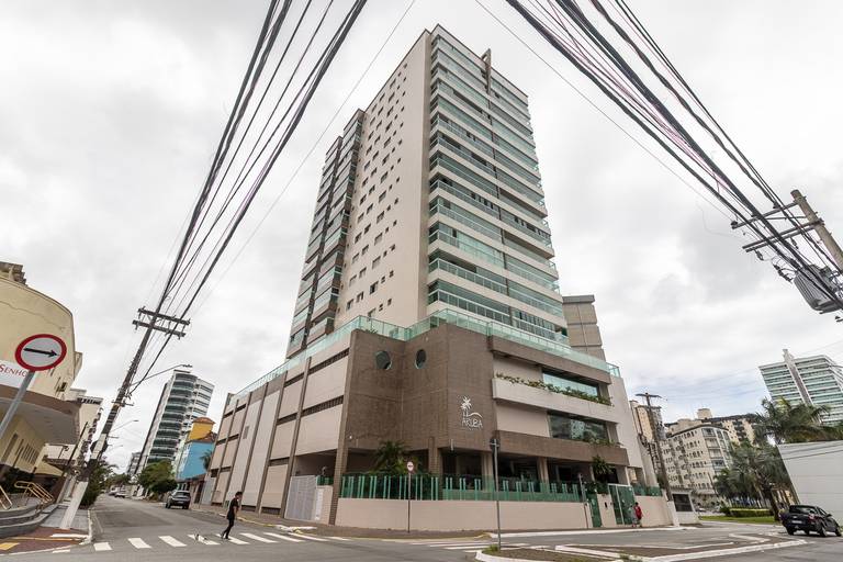 Fotografia profissional de imóveis na Praia Grande, SP, Baixada Santista, por Fernando Freire fotógrafo, especialista em fotografia para anúncio de imóvel. Fachada de prédio no Vila Caiçara.