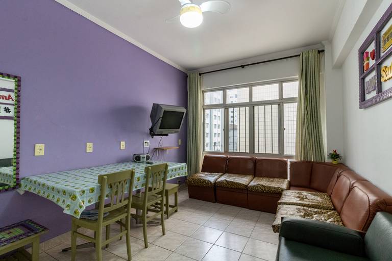 Fotografia imobiliária profissional na cidade de Praia Grande, SP, Baixada Santista. Fotógrafo especialista em imóveis Fernando Freire, para anúncio de imóvel em Airbnb, QuintoAndar e imobiliárias. Foto do ambiente da sala de um apartamento na Guilhermina