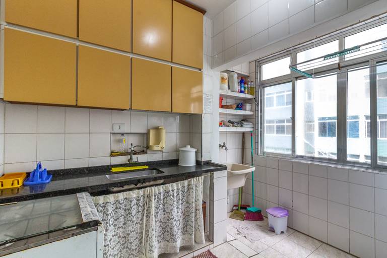 Fotografia imobiliária profissional na cidade de Praia Grande, SP, Baixada Santista. Fotógrafo especialista em imóveis Fernando Freire, para anúncio de imóvel em Airbnb, QuintoAndar e imobiliárias. Foto da cozinha de um apartamento na Guilhermina