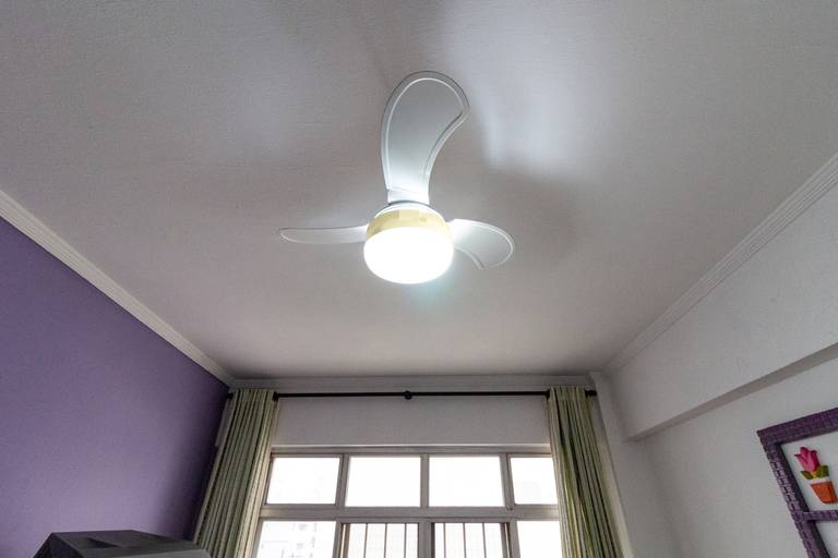 Fotografia imobiliária profissional na cidade de Praia Grande, SP, Baixada Santista. Fotógrafo especialista em imóveis Fernando Freire, para anúncio de imóvel em Airbnb, QuintoAndar e imobiliárias. Foto do ambiente da sala de um apartamento na Guilhermina