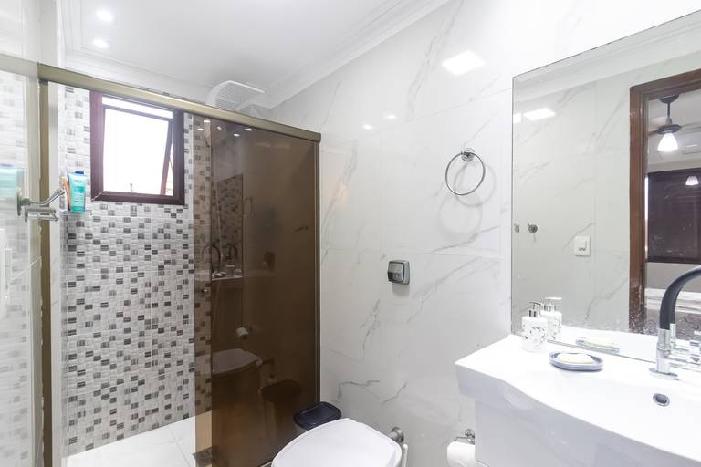 Fotografia imobiliária profissional na cidade de Praia Grande, SP, Baixada Santista. Fotógrafo especialista em imóveis Fernando Freire, para anúncio de imóvel em Airbnb, QuintoAndar e imobiliárias. Foto do ambiente do banheiro do apartamento na Vila Tupi.