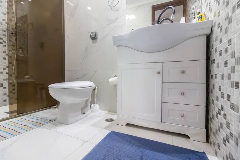 Fotografia imobiliária profissional na cidade de Praia Grande, SP, Baixada Santista. Fotógrafo especialista em imóveis Fernando Freire, para anúncio de imóvel em Airbnb, QuintoAndar e imobiliárias. Foto do ambiente do banheiro do apartamento na Vila Tupi.