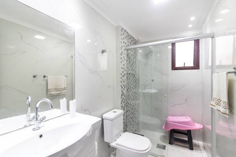 Fotografia imobiliária profissional na cidade de Praia Grande, SP, Baixada Santista. Fotógrafo especialista em imóveis Fernando Freire, para anúncio de imóvel em Airbnb, QuintoAndar e imobiliárias. Foto do ambiente do banheiro do apartamento na Vila Tupi.