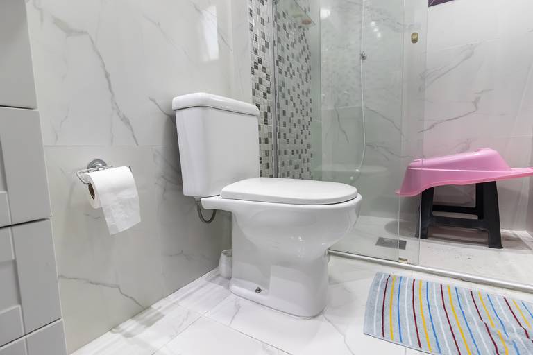 Fotografia imobiliária profissional na cidade de Praia Grande, SP, Baixada Santista. Fotógrafo especialista em imóveis Fernando Freire, para anúncio de imóvel em Airbnb, QuintoAndar e imobiliárias. Foto do ambiente do banheiro do apartamento na Vila Tupi.