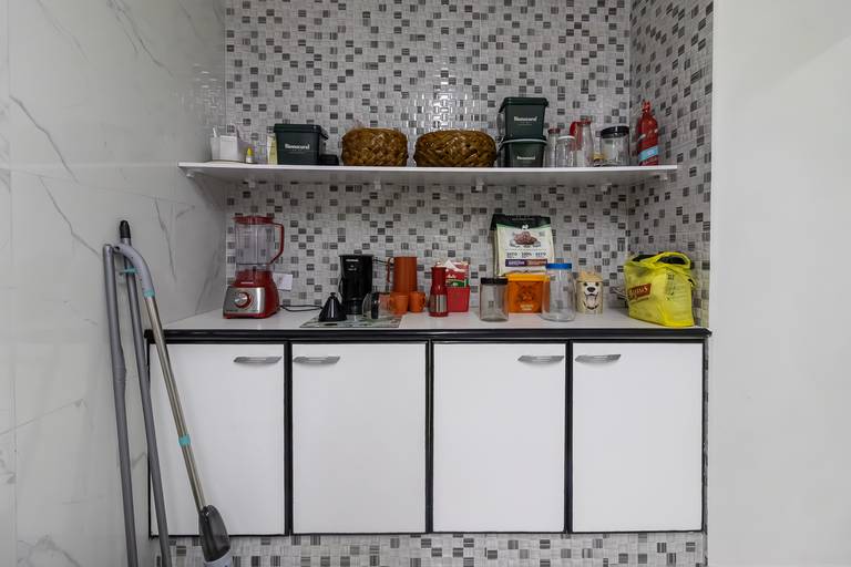 Fotografia imobiliária profissional na cidade de Praia Grande, SP, Baixada Santista. Fotógrafo especialista em imóveis Fernando Freire, para anúncio de imóvel em Airbnb, QuintoAndar e imobiliárias. Foto do ambiente da cozinha do apartamento na Vila Tupi.