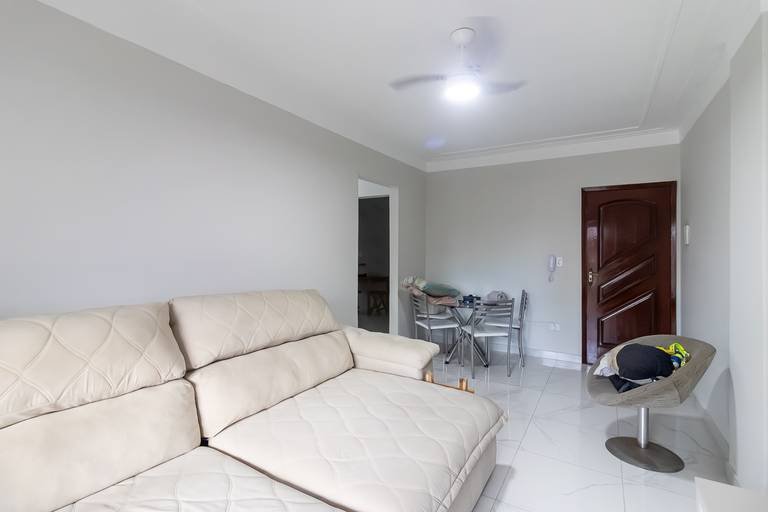 Fotografia imobiliária profissional na cidade de Praia Grande, SP, Baixada Santista. Fotógrafo especialista em imóveis Fernando Freire, para anúncio de imóvel em Airbnb, QuintoAndar e imobiliárias. Foto do ambiente da sala de um apartamento na Vila Tupi.