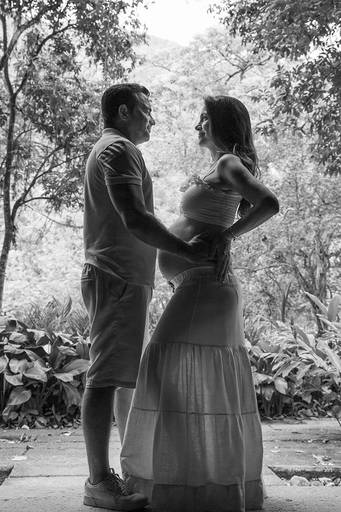 Foto preto e branco de casal de gestante no Jardim Botânico
