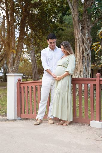 Ensaio de gestante no Jardim Botânico com casal abraçado na ponte histórica