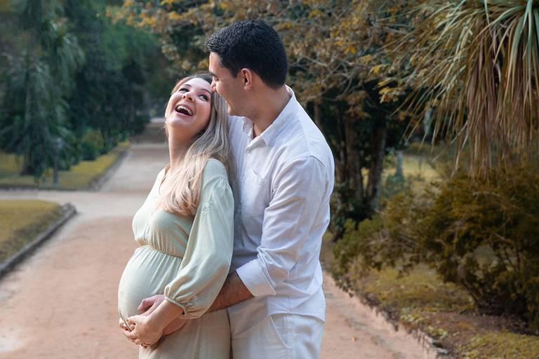 Casal de gestante abraçados em ensaio no Jardim Botânico, Rio de Janeiro.