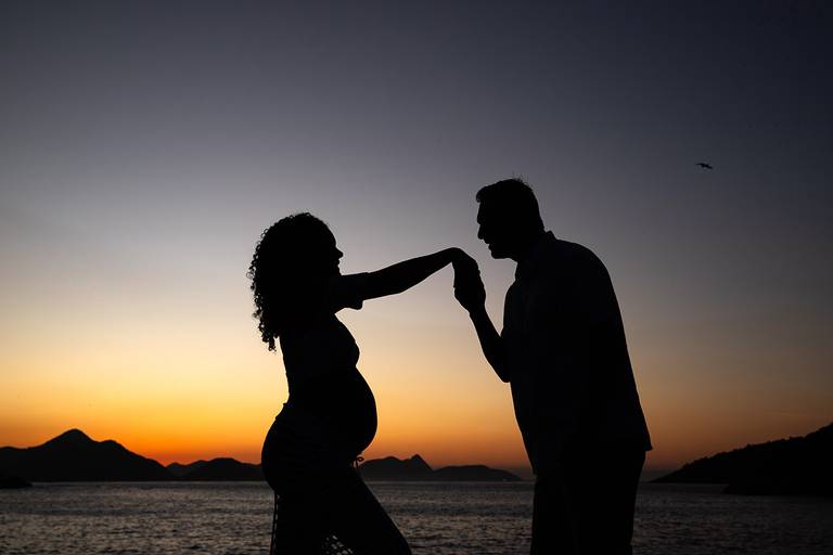 silhueta de casal em ensaio de gestante na Praia Vermelha no Rio de Janeiro