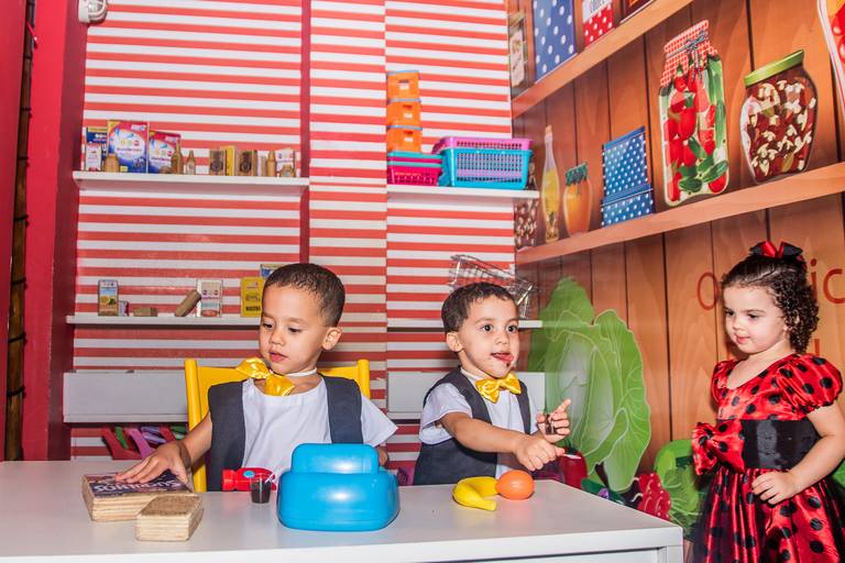 Os trigêmeos, João, Sofia e Davi se divertiram muito na sua festa!