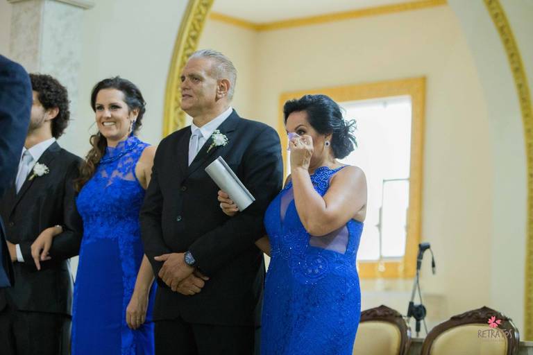 mãe chorando casamento igreja matriz itatiba  escada vestido sereia buque e terço foto fotografo de casamento itatiba retratos jundiai julio akio