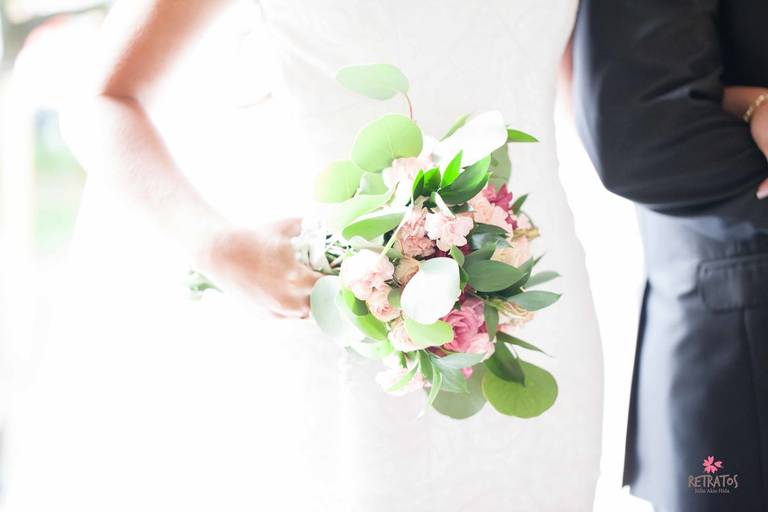 mãe chorando casamento igreja matriz itatiba  escada vestido sereia buque e terço foto fotografo de casamento itatiba retratos jundiai julio akio pai e filha na porta