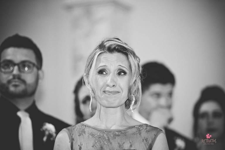 mãe chorando igreja nossa senhora belem itatiba sp  vestido sereia buque e terço foto fotografo de casamento itatiba retratos jundiai julio akio