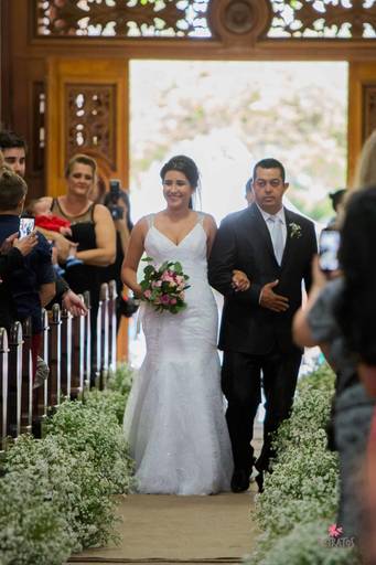 noiva entrando igreja vestido sereia nossa senhora belem itatiba matriz  vestido sereia buque e terço foto fotografo de casamento itatiba retratos jundiai julio akio