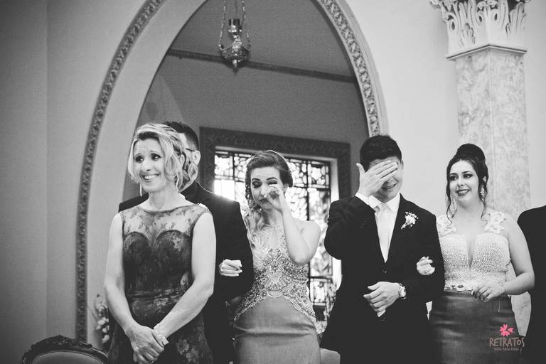 padrinhos chorando entrada noiva matriz itatiba  vestido sereia buque e terço foto fotografo de casamento itatiba retratos jundiai julio akio