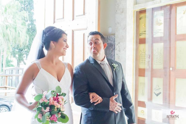 pai e filha entrando igreja nossa senhora belem itatiba  vestido sereia buque e terço foto fotografo de casamento itatiba retratos jundiai julio akio