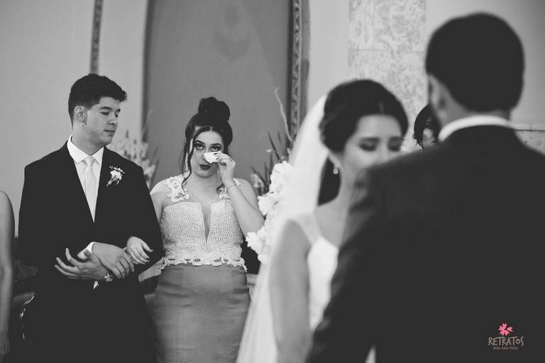 madrinha chorando casamento emocionante altar igreja nossa senhora belem dia de casamento  vestido sereia buque e terço foto fotografo de casamento itatiba retratos jundiai julio akio
