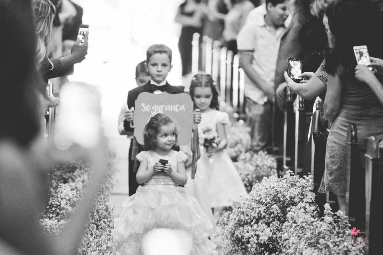 criancas entrando casamento igreja altar igreja nossa senhora belem dia de casamento  vestido sereia buque e terço foto fotografo de casamento itatiba retratos jundiai julio akio