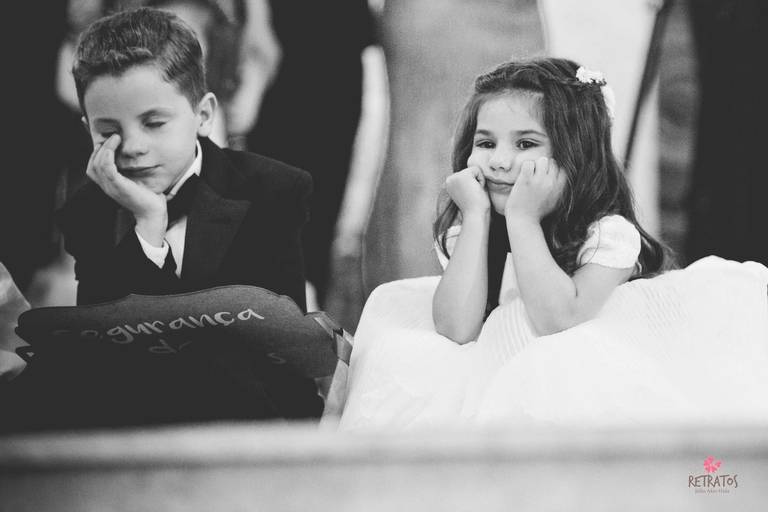 crianças cansadas casamento igreja matriz de itatiba altar igreja nossa senhora belem dia de casamento  vestido sereia buque e terço foto fotografo de casamento itatiba retratos jundiai julio akio