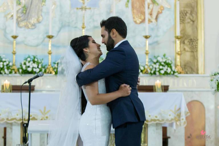 primeiro beijo igreja nossa senhora de fatima altar igreja nossa senhora belem dia de casamento  vestido sereia buque e terço foto fotografo de casamento itatiba retratos jundiai julio akio